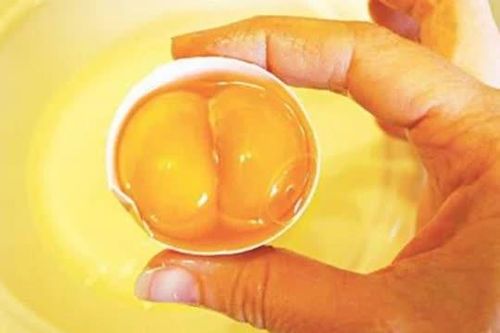 Ăn trứng gà 2 lòng đỏ hên hay xui? Hãy xem chuyên gia giải đáp