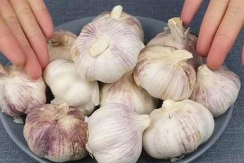 Đuôi tỏi sở hữu một 'cơ quan nhỏ', chỉ cần chạm đúng cách vỏ tỏi sẽ bong sạch mà không tốn chút sức lực
