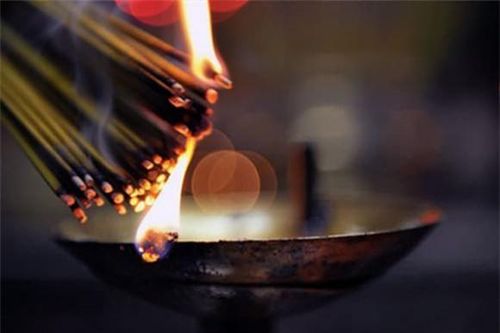 Người xưa luôn khuyên con cháu không nên thắp hương buổi tối, vì sao lại như vậy?