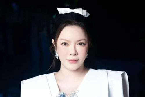 Lý Nhã Kỳ kiêu sa trong váy trắng tinh khôi