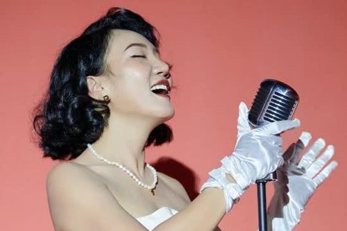Ca sĩ Jazz Quỳnh Phạm ra mắt album 'Rồi như đá ngây ngô'