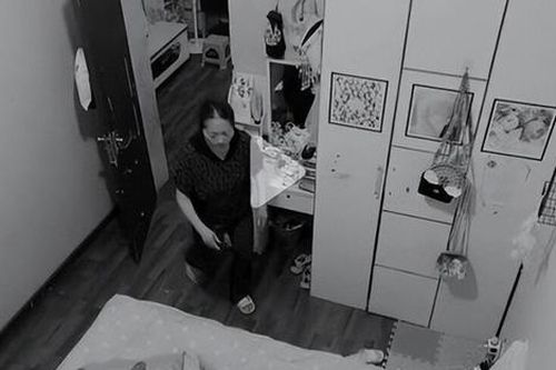 Ngỡ ngàng cảnh mẹ chồng rón rén vào phòng lúc hai vợ chồng đang ngủ, camera ghi lại điều xúc động