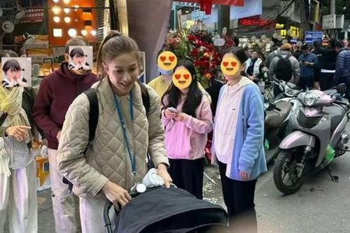 Nữ ca sĩ nổi tiếng TVB bị bắt gặp tại Hà Nội, giản dị chăm con nhỏ trước nhiều người