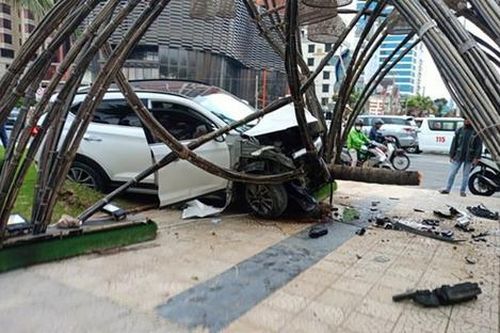 Ô tô bị nổ lốp mất thắng, nữ tài xế lái xe tông vào ven đường để không gây thương tích cho ai