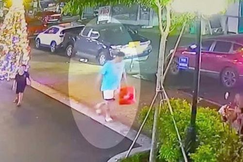 Người đàn ông vào chung cư trộm 11 cái áo đầm