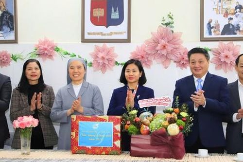 Chủ tịch Hội LHPN Việt Nam Nguyễn Thị Tuyến thăm, chúc mừng Giáng sinh các giáo xứ ở Hà Nội