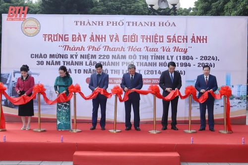 Khai mạc trưng bày ảnh và giới thiệu sách ảnh 'Thành phố Thanh Hóa xưa và nay'