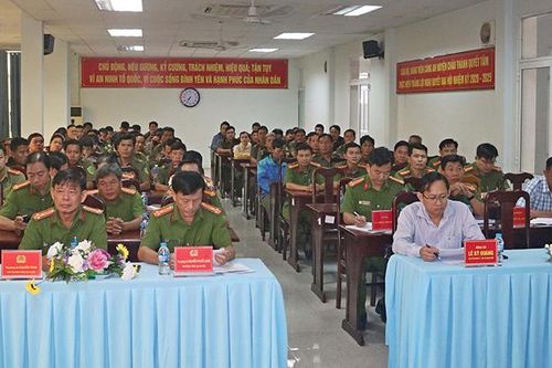 Bồi dưỡng về chính trị, pháp luật, nghiệp vụ đối với lực lượng tham gia bảo vệ an ninh, trật tự ở cơ sở