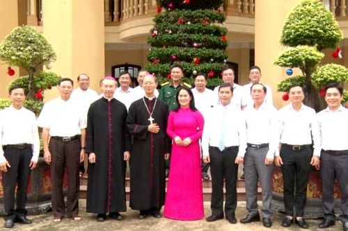 Bí thư Thành ủy Long Khánh Đặng Minh Nguyệt chúc mừng Giáng sinh tại Tòa giám mục Xuân Lộc
