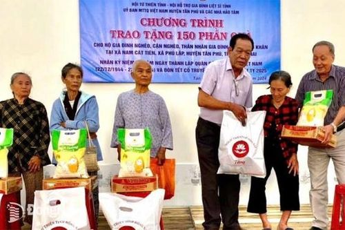 Trao 150 phần quà cho thân nhân liệt sĩ và người có công tại huyện Tân Phú