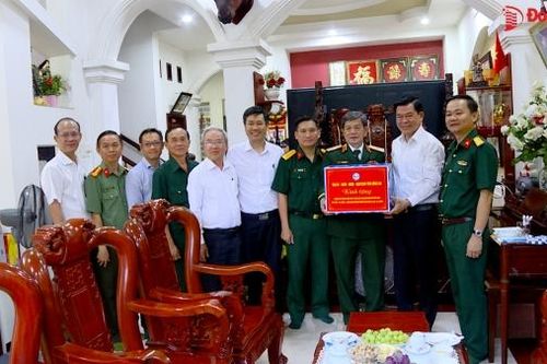Bí thư Tỉnh ủy Nguyễn Hồng Lĩnh thăm, tặng quà các đồng chí nguyên lãnh đạo quân đội đang sinh sống tại Đồng Nai
