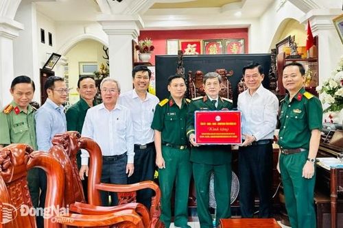 Bí thư Tỉnh ủy Nguyễn Hồng Lĩnh thăm và chúc mừng các tướng lĩnh của quân đội đã nghỉ hưu