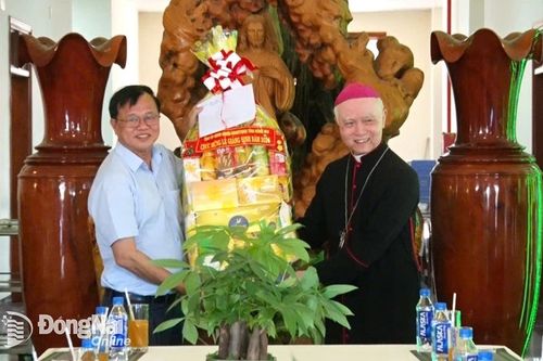 Lãnh đạo tỉnh chúc mừng Giáng sinh tại Trung tâm Đức Mẹ Núi Cúi