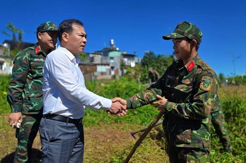 Chủ tịch UBND TP. Pleiku động viên các lực lượng ra quân làm sạch môi trường