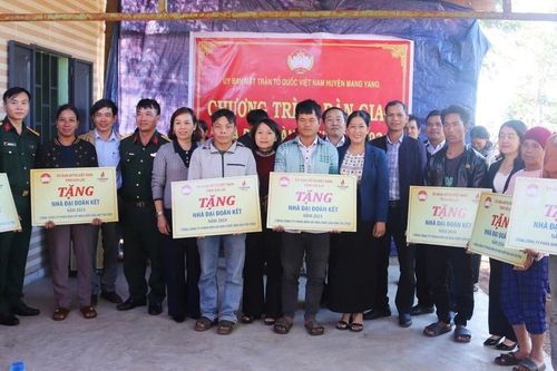 Mang Yang: Bàn giao 15 căn nhà 'Đại đoàn kết' cho hộ nghèo và cận nghèo xã Kon Thụp