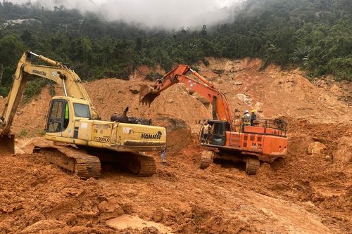 Phát hiện thêm 4 khối đá lớn tại đoạn sạt lở trên đèo Khánh Lê