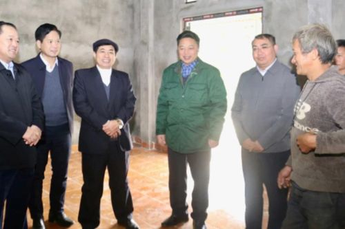 Phó Chủ tịch HĐND tỉnh Lý Bình Minh thăm, tặng quà một số gia đình tại huyện Bắc Hà