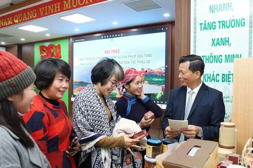 Phát triển du lịch nông thôn và sản phẩm quà tặng du lịch tại vùng đồng bào dân tộc thiểu số