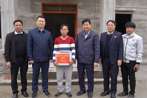 Phó Chủ tịch Thường trực HĐND tỉnh Vũ Văn Cài thăm và tặng quà tại huyện Si Ma Cai