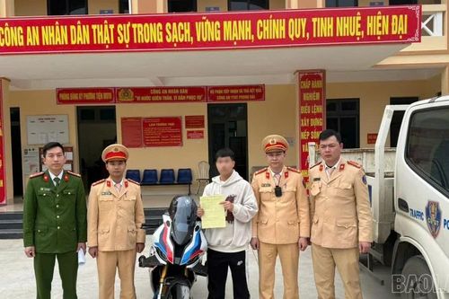 Xử lý đối tượng bốc đầu xe máy trên cầu Móng Sến