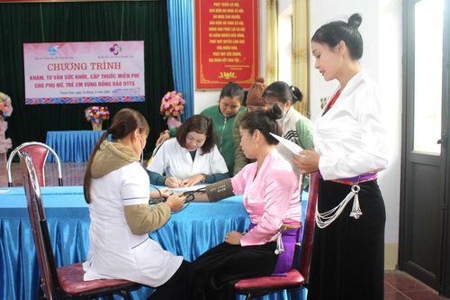 Khám bệnh cho trên 300 phụ nữ và trẻ em đồng bào dân tộc thiểu số