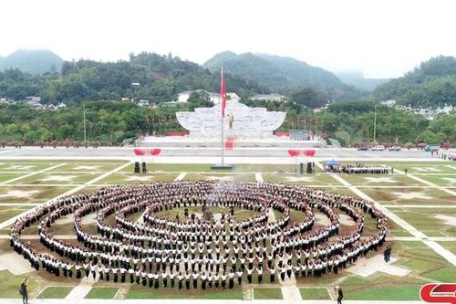 Tám mươi năm - Vì Đảng vì dân