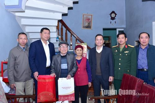 Các đồng chí lãnh đạo tỉnh thăm, tặng quà người có công