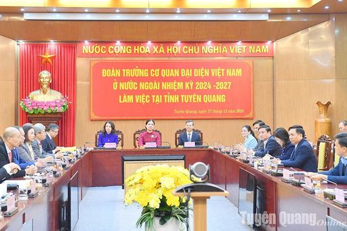 Đoàn Trưởng cơ quan đại diện Việt Nam ở nước ngoài thăm và làm việc tại tỉnh Tuyên Quang