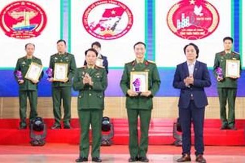 Trao giải 3 cuộc thi về lực lượng vũ trang Thừa Thiên Huế