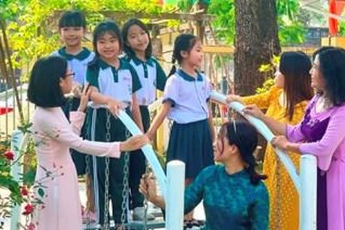 Nữ cán bộ, giáo viên, nhân viên là những tấm gương sáng