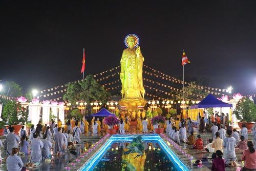 Chùa Linh Nguyên (Long An) và Vạn Phước (Bến Tre) hoa đăng vía Đức Phật A Di Đà