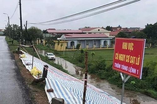 Hà Nội: Công bố tình huống khẩn cấp sạt lở mái đê hữu Đà, hữu Hồng trên địa bàn huyện Ba Vì
