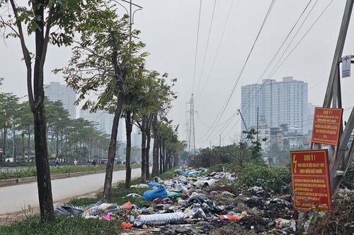 Hà Nội: Cần sớm khắc phục nạn đổ trộm rác thải gây ô nhiễm trên đại lộ Chu Văn An