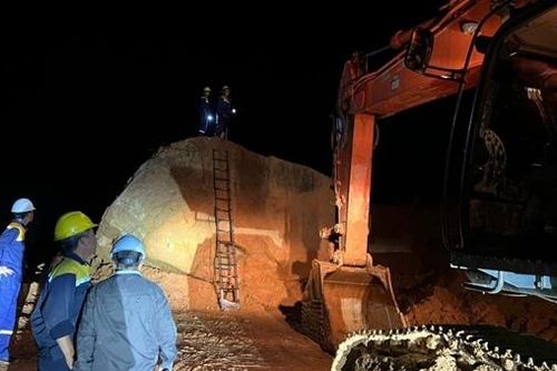 Chưa thể thông xe qua đèo Khánh Lê do phát hiện thêm nhiều tảng đá lớn
