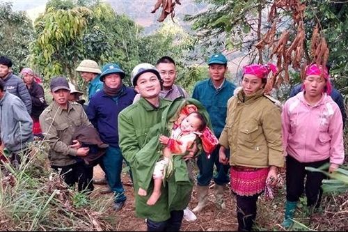 Công an xã kịp thời cứu nạn bé gái bị lạc trong thời tiết lạnh giá