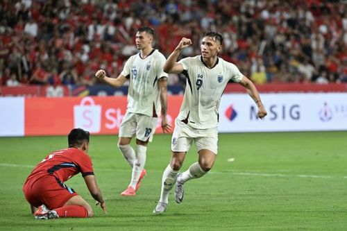 Lội ngược dòng trước Singapore, Thái Lan tiếp tục đứng đầu bảng A