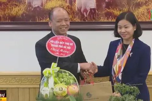 Chủ tịch Hội LHPN Việt Nam thăm, tặng quà các giáo xứ