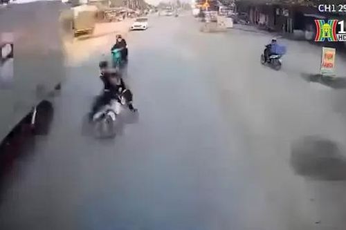 Học sinh đi xe máy ẩu lao vào xe ô tô