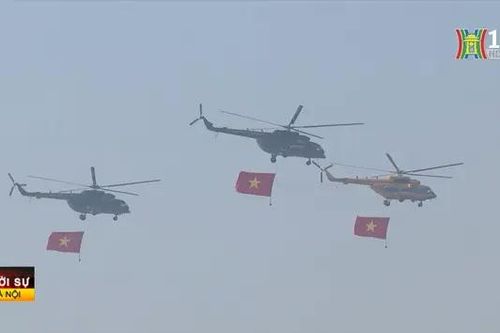 Bảy trực thăng treo cờ biểu diễn trên bầu trời Hà Nội