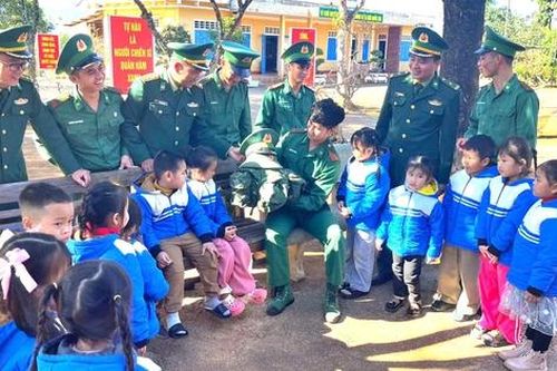 Trải nghiệm một ngày làm chiến sĩ Quân đội ở Đồn Biên phòng