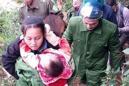 100 người dầm mình trong đêm lạnh 6 độ để tìm bé gái 2 tuổi mất tích