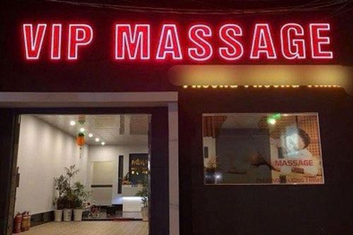 Nữ tiếp viên bị bắt quả tang đang thực hiện hành vi 'mờ ám' tại quán xoa bóp, giao dịch 1 triệu đồng