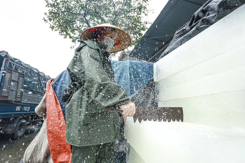 Tiểu thương chợ cá tay trần ngâm nước lạnh, khiêng đá trong ngày rét buốt