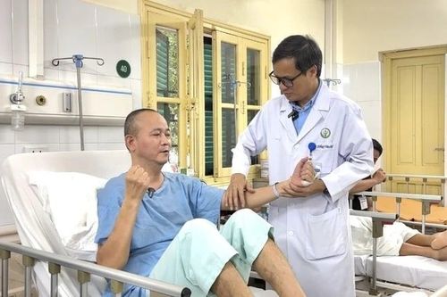 Bác sĩ Bệnh viện Việt Đức bổ đôi tủy sống cứu người đàn ông mắc bệnh lý phức tạp