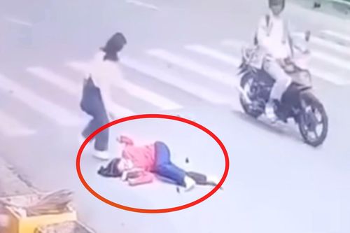 TP.HCM: Truy tìm tài xế xe máy tông người phụ nữ nằm bất động rồi bỏ chạy