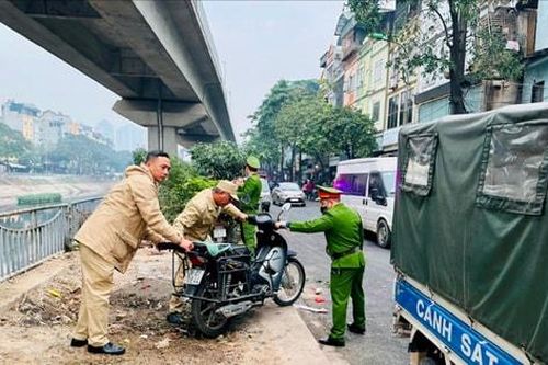 Quận Đống Đa ra quân xử lý vi phạm trật tự đô thị trên tuyến đường Láng