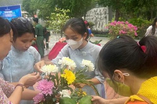 Người dân, du khách tham gia dọn rác, quảng bá 'Vì biển đảo xanh' tại Côn Đảo