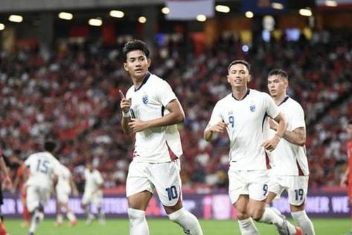 Lội ngược dòng thành công, Thái Lan thắng đậm Singapore chính thức vào bán kết AFF Cup