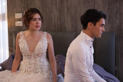 Ngày cưới, vợ cũ ôm bụng bầu đến chúc phúc làm tôi đơ người, bên cạnh, cô dâu cũng bụng to vượt mặt