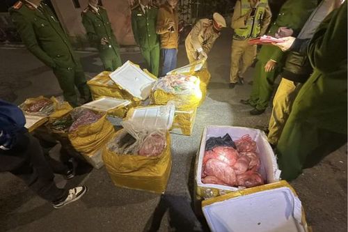 'Chặn đứng' xe ô tô đang di chuyển hơn 3 tấn thực phẩm bẩn, quần áo không rõ nguồn gốc xuất xứ